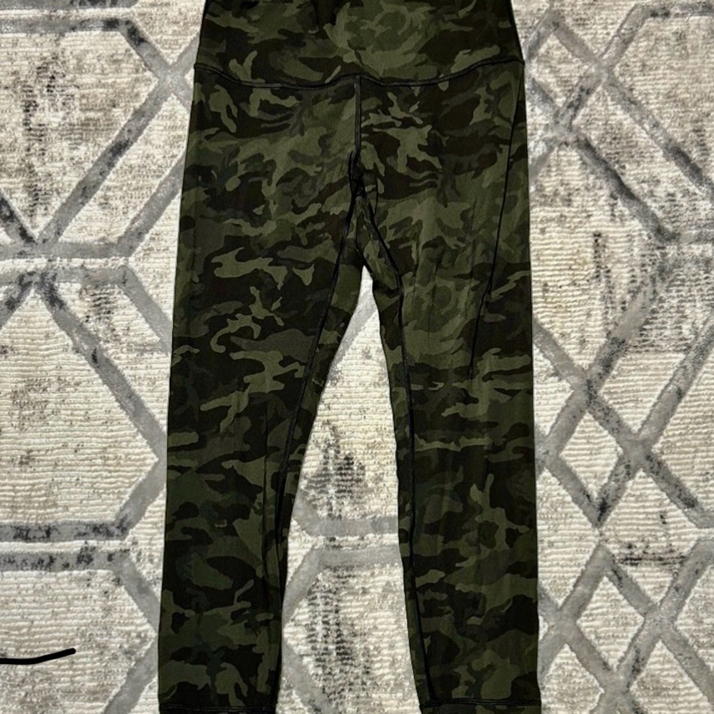 LULULEMON Camouflage Leggings size six (medium) . Excellent condition.